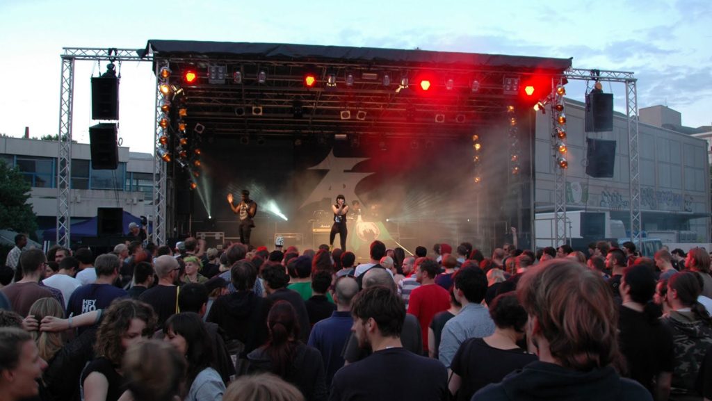 Stagemobil XXL bei Nacht mit Lichtshow – mobile Bühne für Konzerte